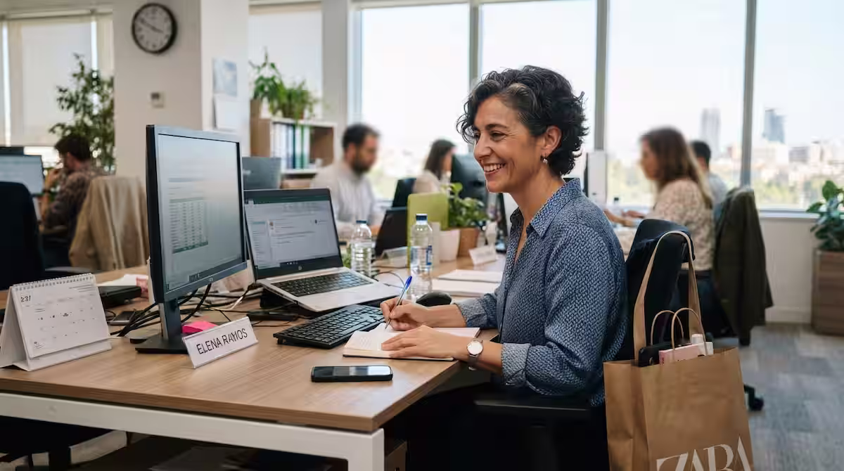 Mujer consultando internet sobre cómo anular cita sepe